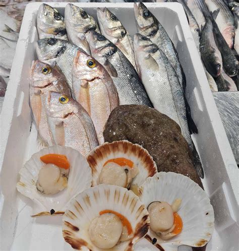 Raznolika ponudba morskih dobrot v Ribji kantini Santalucia