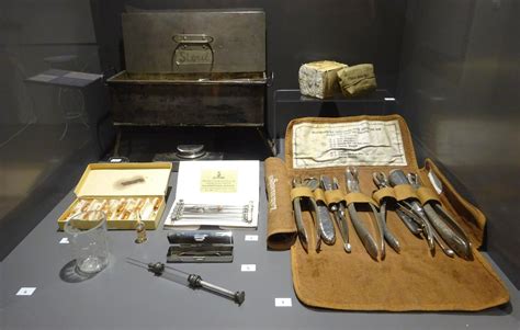 Predmeti iz prve svetovne vojne: puške, čelade in medicinski pripomočki