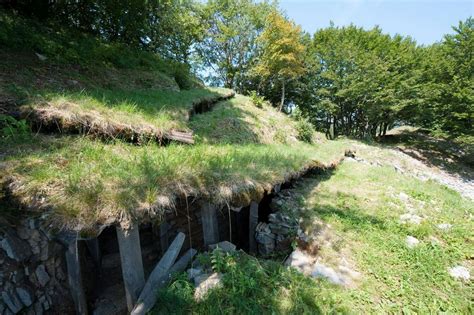 Ostanki avstro-ogrskih jarkov in bunkerjev na Ravelniku