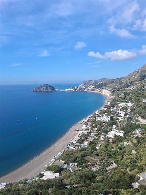 Panoramski pogled na otok Ischia s termalnimi vrelci in zelenimi griči