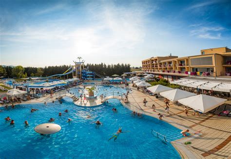 Termalni bazeni v Vrtovih Poseidona z razgledom na morje