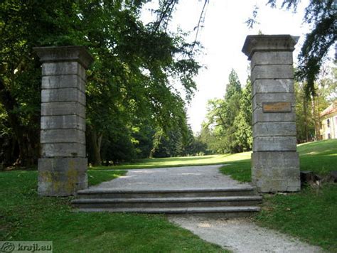 Fotografija, ki prikazuje vhod v Park Rastelli z informacijsko tablo