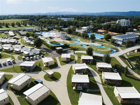 Panoramski pogled na Kamp Terme Čatež s termalno riviero v ozadju