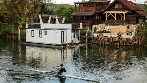 Notranjost plavajoče gusarske hiške s pogledom na jezero