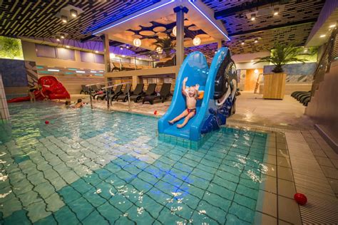 Zunanji bazeni poletne Termalne riviere s tobogani