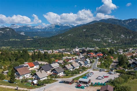 Bohinjska Bistrica s cerkvijo in okoliškimi gorami