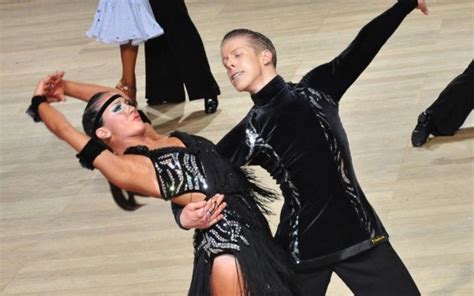 Plesni par tanga na ulici v Buenos Airesu