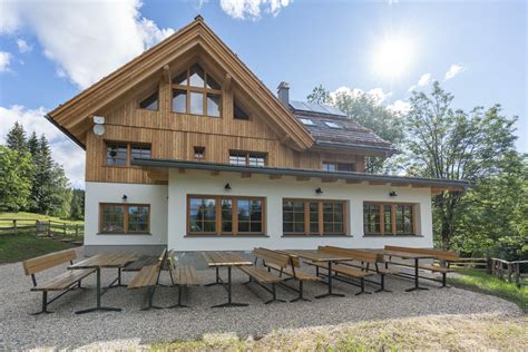 planinska koča s pogledom na hribe