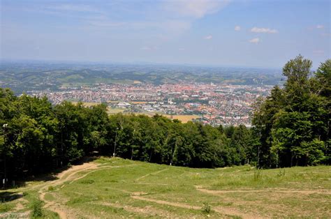 Panoramski pogled na Mariborsko Pohorje z gozdovi in travniki