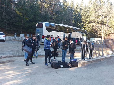 Fotografija nekdanje vojaške stražnice preurejene v CŠOD Škorpijon z razgledom na dolino