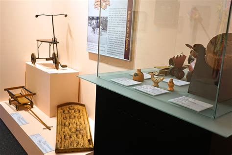 Notranjost muzeja z razstavljenimi osebnimi predmeti