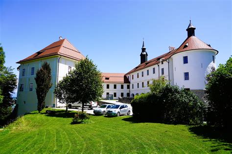 Primer napisa v muzeju z besedilom v dveh jezikih