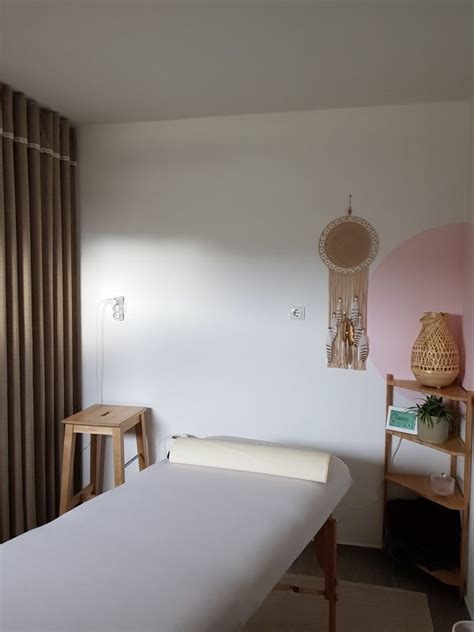 Notranjost intimnega wellness prostora z masažno mizo