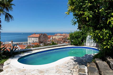 Piran soseska z ozkimi ulicami in srednjeveško arhitekturo