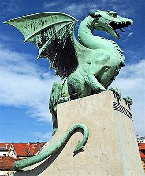 Slika Ljubljanskega zmaja na Tromostovju