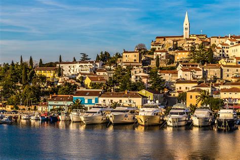 Slikovito staro mestno jedro Primoštena s pogledom na morje