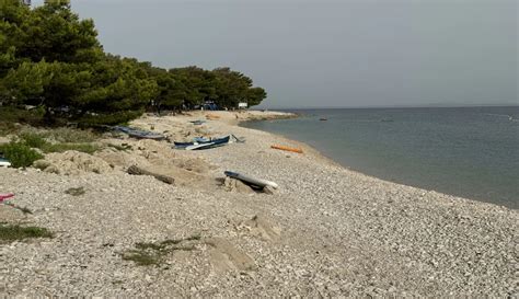 Drobno prodnata plaža v Primoštenu s kristalno čisto vodo