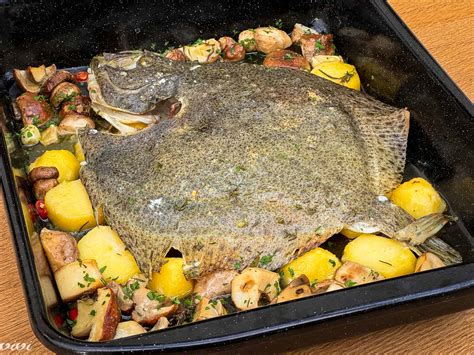 Pripravljen romb iz pečice s krompirčkom