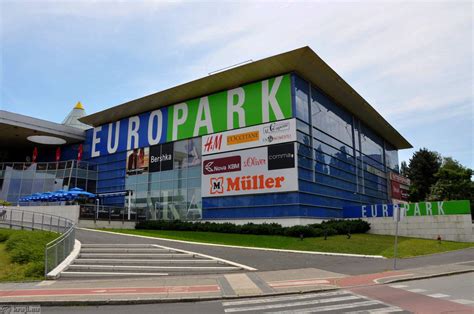 Zunanji pogled na nakupovalni center Europark Maribor