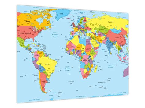 Srečni ljudje, ki gledajo zemljevid sveta