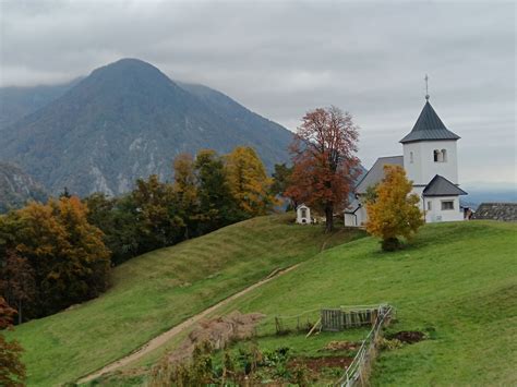 Pogled na cerkvico sv. Petra nad Begunjami z razgledom na okoliško pokrajino