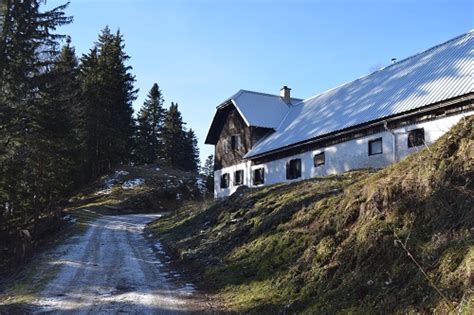 Fotografija Tomčeve koče na Poljški planini ob sončnem dnevu