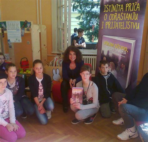 Prijazna gostiteljica, ki pozdravlja goste pred apartmajem