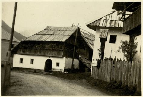 Slika tipične alpske hiše v Kranjski Gori