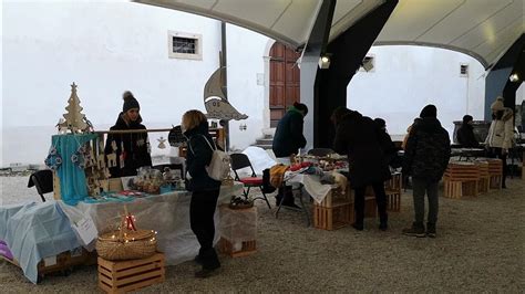 Praznična rokodelska tržnica v dvorišču gradu Brežice