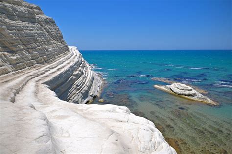 Panoramski pogled na bele apnenčaste pečine Scala dei Turchi, ki se spuščajo v morje.