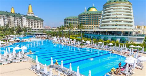 Živahen bazar v Turčiji s pisanimi izdelki