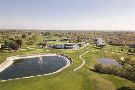 Notranjost luksuznega hotela v Beleku s pogledom na golf igrišče