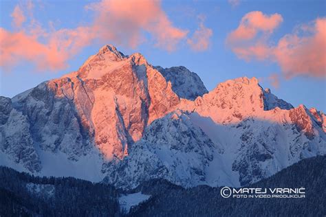Pogled na Menino planino s Kamniško-Savinjskimi Alpe v ozadju