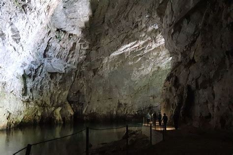 Notranjost jame Jespa z ledenimi formacijami