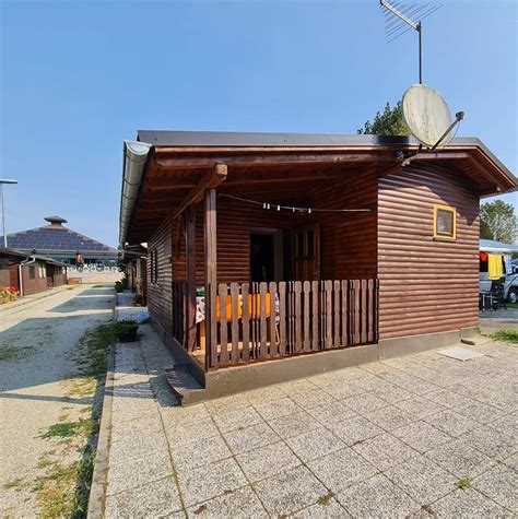 Lesena počitniška hišica na turistični kmetiji