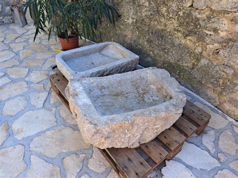 Vrt Vodnikove domačije s kamnito mizo