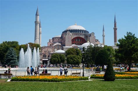 Pogled na Istanbul s stolnice Hagia Sofia in Modre mošeje
