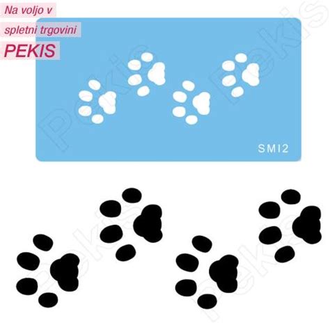 Pasje tačke s snežnimi kepami med prsti