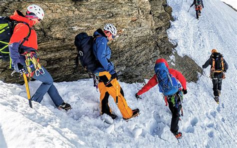 Alpinist pleza po ledeniku z derezami