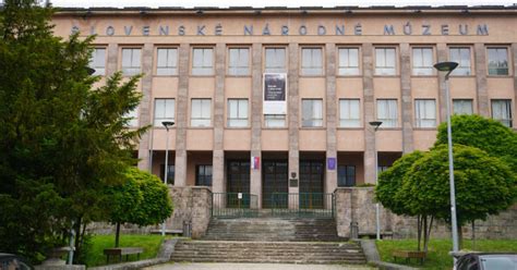 Zgodovinska stavba Slovenske narodne in študijske knjižnice v Trstu
