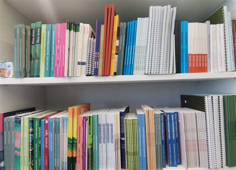 Raznolikost knjig in publikacij v knjižnici