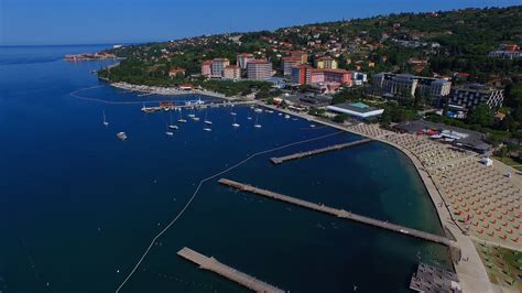 Panoramski pogled na Portorož s pogledom na morje in okoliško podeželje