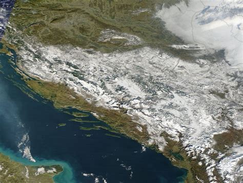 Satelitski pogled na Višnjo Goro, ki razkriva njeno razporeditev