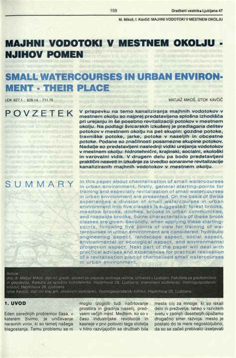 Ženska v lahkotnih pomladnih oblačilih v mestnem okolju
