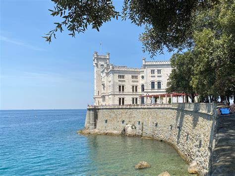 Grad Miramare s pogledom na morje