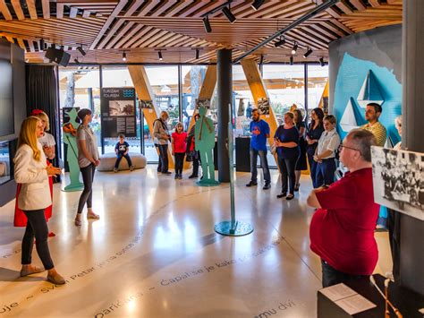 Notranjost muzeja s skrbno urejenimi eksponati