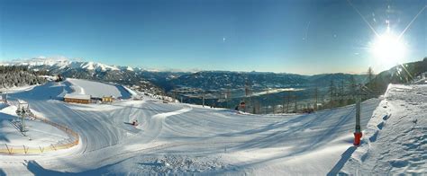 Pogled iz okrepčevalnice na smučišče