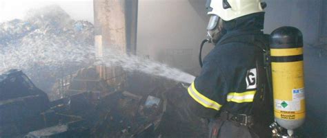 Mojstri pri delu na avtobusu v Meletovi delavnici