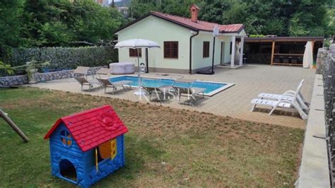 Diagram počitniške hiše z bazenom, zunanjim žarom in vrtnim pohištvom