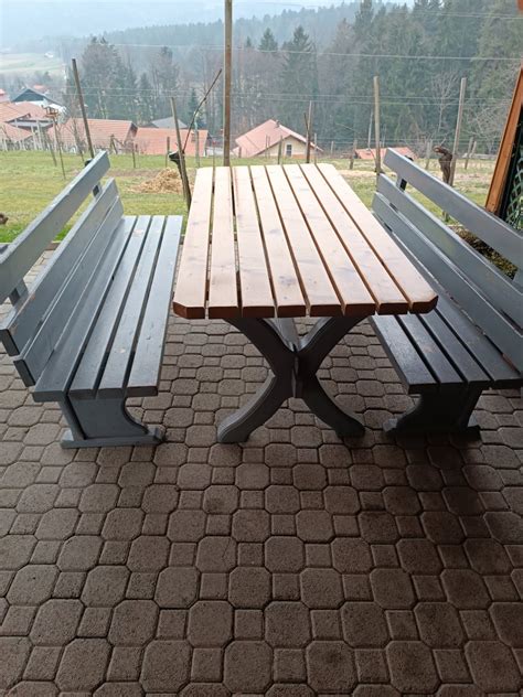 Dvorišče z mizo, klopmi in žarom